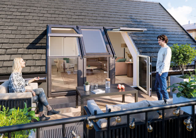 Okno tarasowe FOP od FAKRO daje nowe możliwości aranżacji i wykorzystania dodatkowej, zewnętrznej przestrzeni na tarasie, która do tej pory była niedostępna.