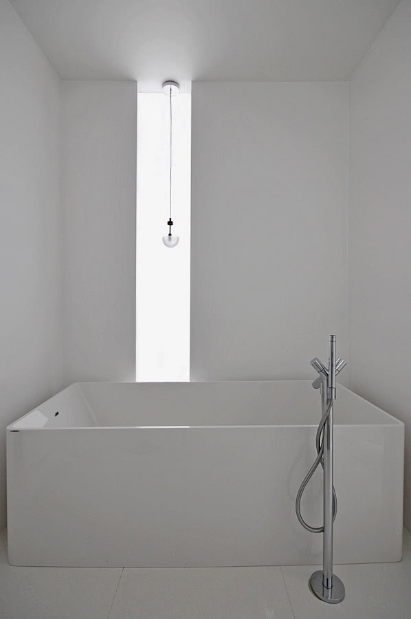 Ceramiczna włoska wanna, choć brzegi ma grubości...