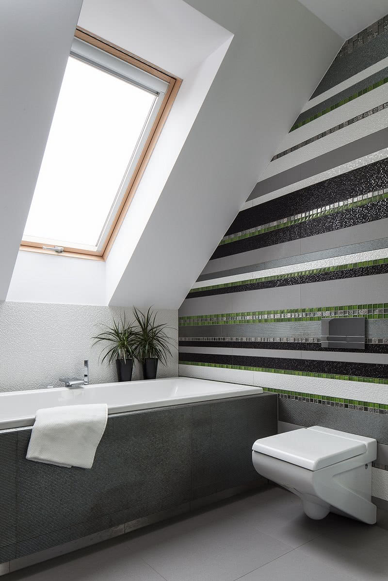 Płytki ścienne ułożone w poziome pasy optycznie...