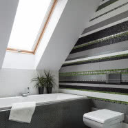 Eleganckie wnętrza w szarości, fioletach i drewnie