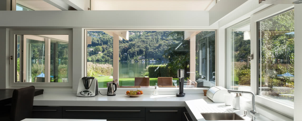 Okno panoramiczne w kuchni - czy sprawdzi się nad blatem?