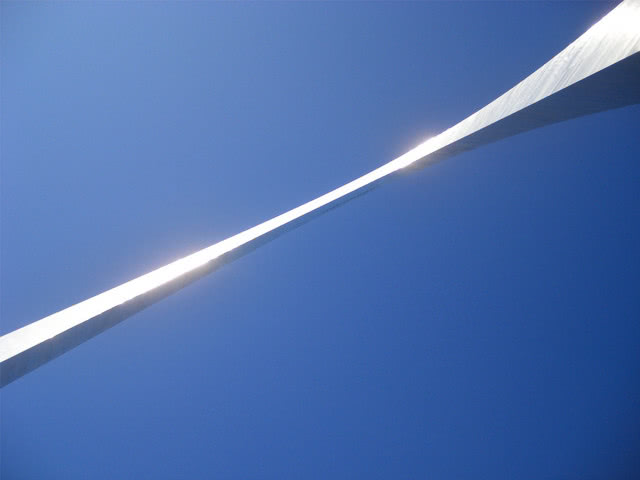 łuk na tle lazurowego nieba