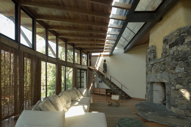 na pierwszym tle kanapa, w tle schody, po których wchodzi kobieta