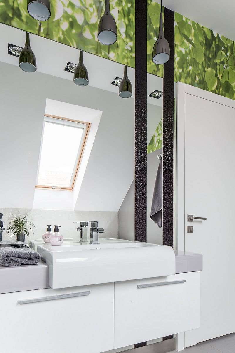 Pas zielonej fototapety pod sufitem poprawia...