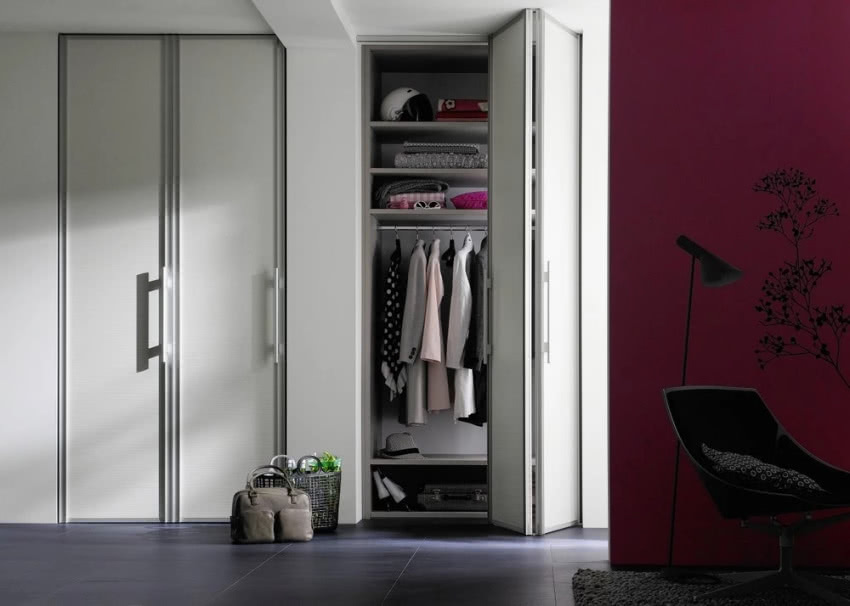 Szafa przedpokojowa zamykana drzwiami...