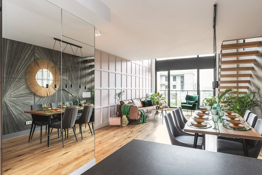 Ogromne tafle lustra odbijają i przenoszą w głąb...