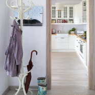 Styl skandynawski i kolorowa lodówka w roli głównej