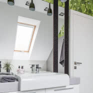 Eleganckie wnętrza w szarości, fioletach i drewnie