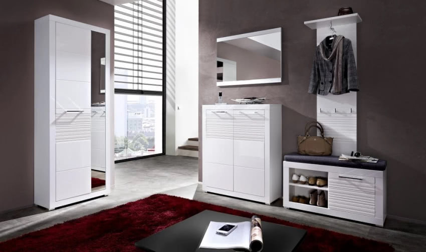 Przedpokój urządzony meblami Flames, kolor biały...