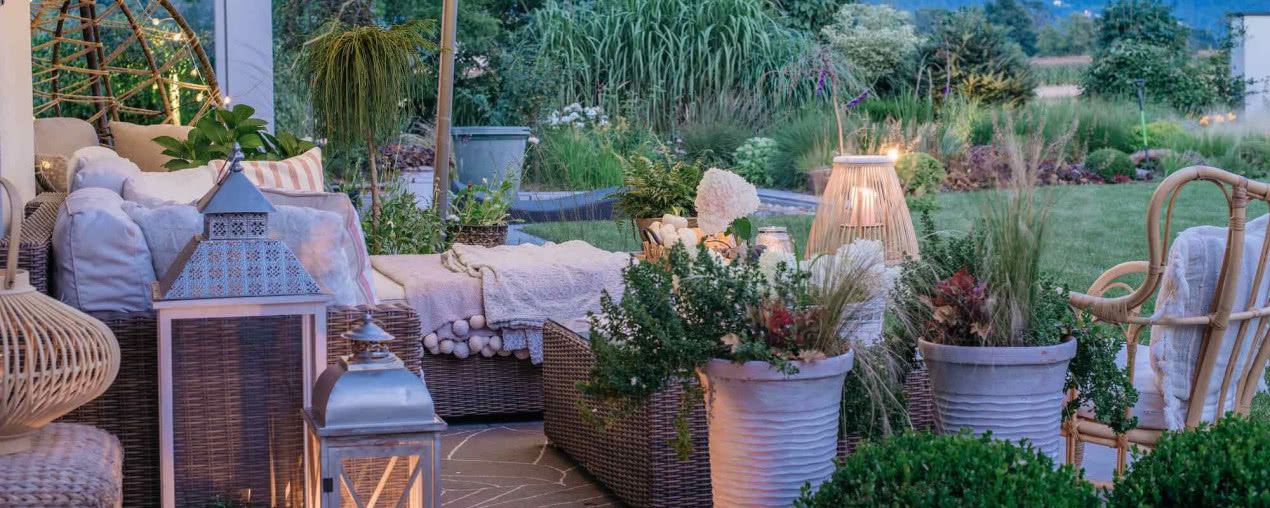 Wiszący fotel za 99 zł? To nie żart! TOP 15 tanich mebli na taras i balkon z sieciówek