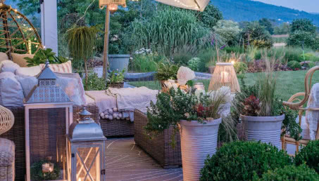 Wiszący fotel za 99 zł? To nie żart! TOP 15 tanich mebli na taras i balkon z sieciówek