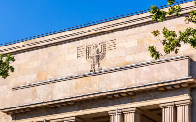 Symbol zamienił się w ornament: orły na fasadach polskich gmachów