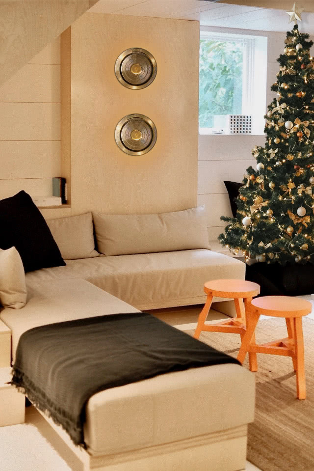 Kinkiety na ścianie wyłożonej kamieniem.