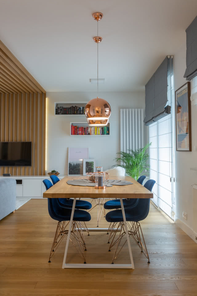 Miedziane lampy wiszące nad stołem