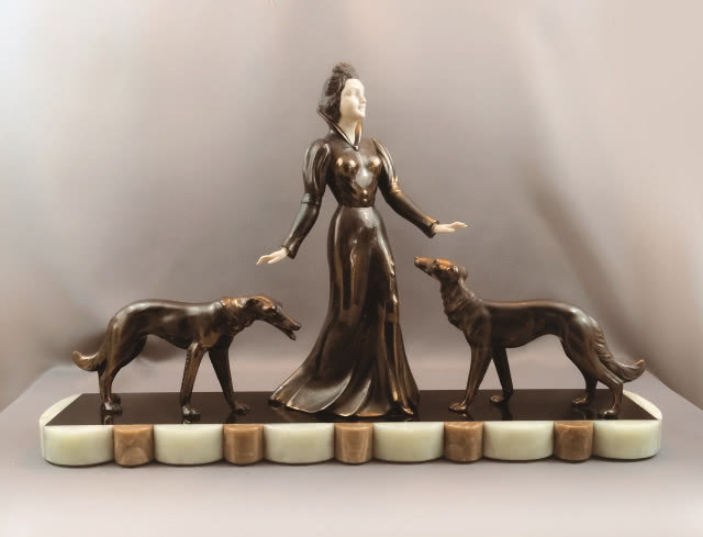 Rzeźba gabinetowa art déco Dama z chartami, Francja,
lata 20. XX w., brąz,marmur, wys. 48 cm Galeria Antikon,
cena 4400 zł