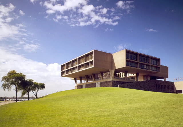 brutalistyczny budynek na wzgórzu