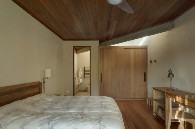 sypialnia z szafą, łazienką i biurkiem