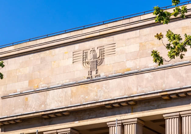 Symbol zamienił się w ornament: orły na fasadach polskich gmachów