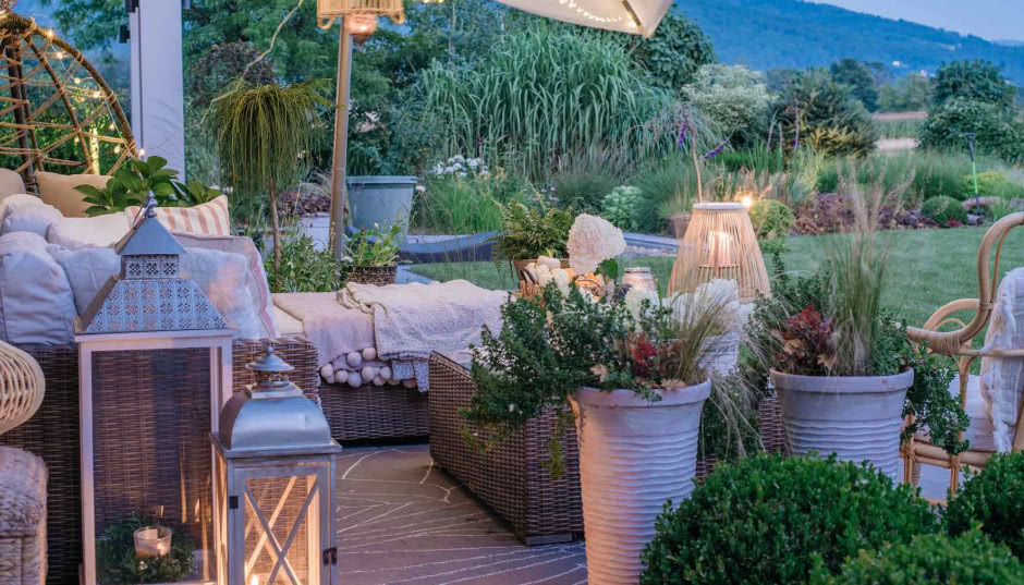 Wiszący fotel za 99 zł? To nie żart! TOP 15 tanich mebli na taras i balkon z sieciówek