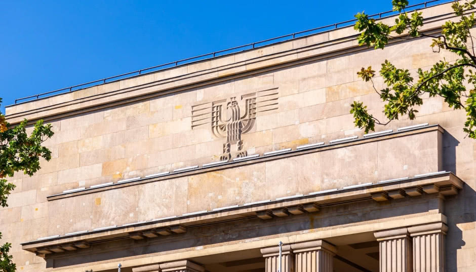 Symbol zamienił się w ornament: orły na fasadach polskich gmachów