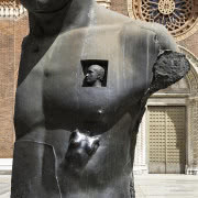 Igor Mitoraj, „Upadły Anioł”. Rzeźba znajduje...