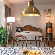 Biała kuchnia Tomka zamieszkującego parter. Stół...