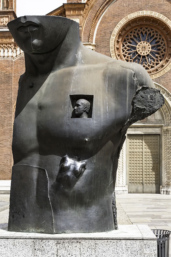 korpus mężczyzny - słynna rzeźba Mitoraja