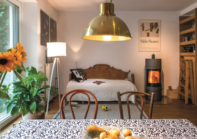 W saloniku Tomka stoi tradycyjne, chłopskie łóżko fińskie z XIX w., kupione ze względu na ładną formę. Obok lampa Tripod Classic projektu gospodarza