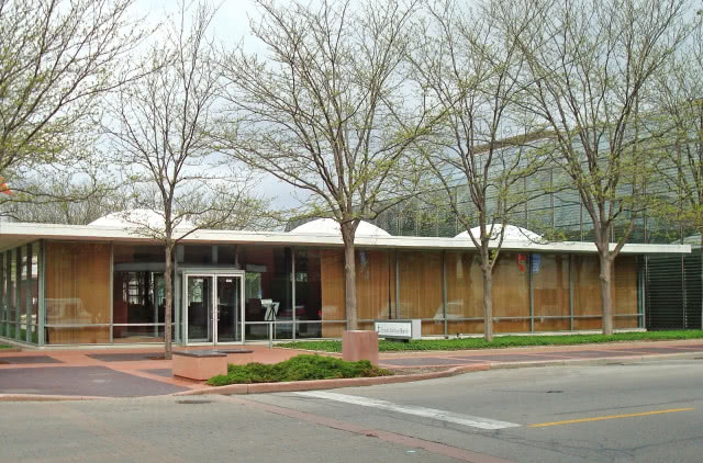 niski przeszklony budynek